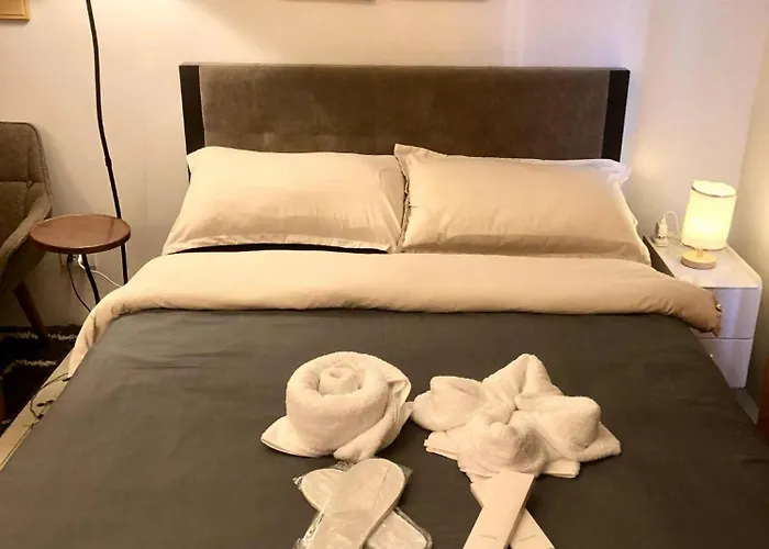 Cozy Staycation In Pioneer Woodland Mandaluyong