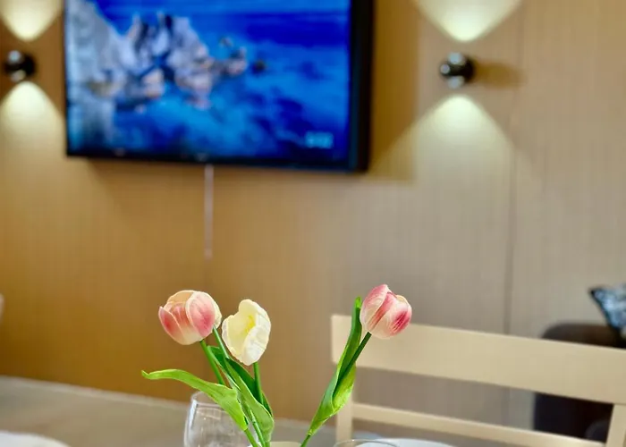 Venice Luxe King Bed Cinema Stay, Pool Canal Mall Netflix For 3 Guests Only