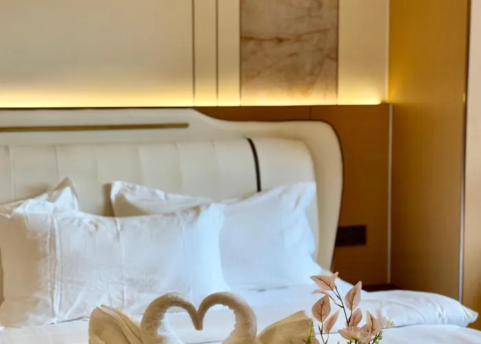 Venice Luxe Glow, Studio Type,Pool, Kitchen, Netflix, Canal Mall Access For 3 Guests Only