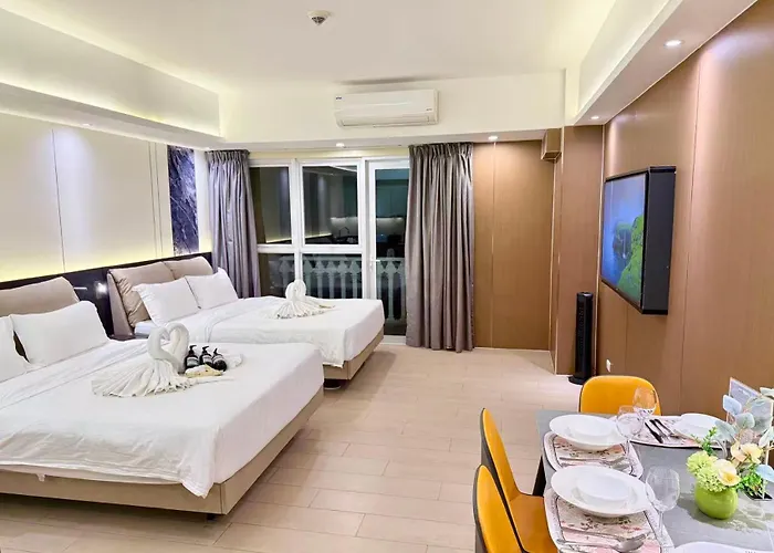 Venice Luxe Escape - Studio Type, 2 Beds- Pool, Netflix, Canal Mall Access For 3 Guests Only