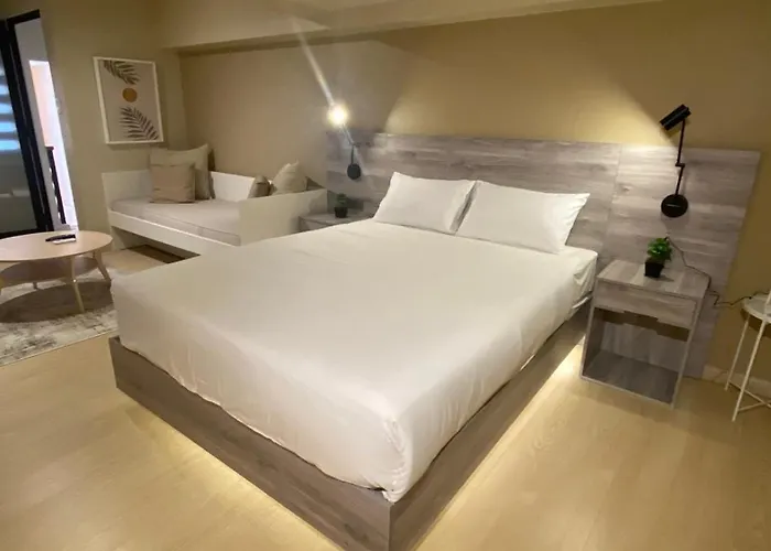 Penthouse Loft Unit With Balcony 3309 Ama Tower