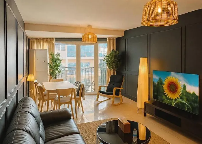 Bright, Stylish & Modern Apartment With Balcony