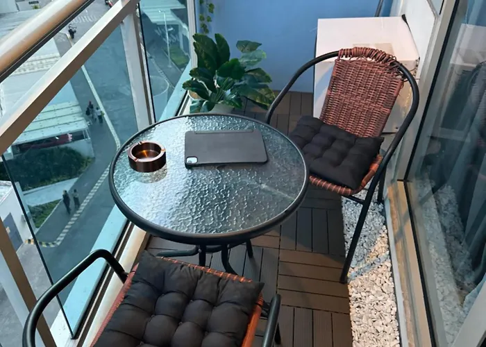 Urban Luxe Staycation With Balcony