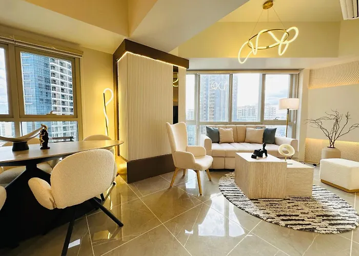 Cozy Sunlit Lounge W/ Balcony City View Uptown Bgc