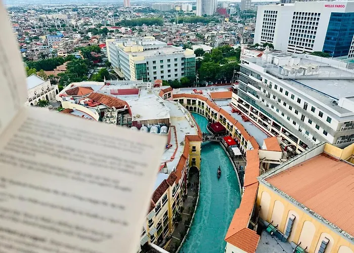 Grand Canal View Balcony Cozy Staycation Netflix