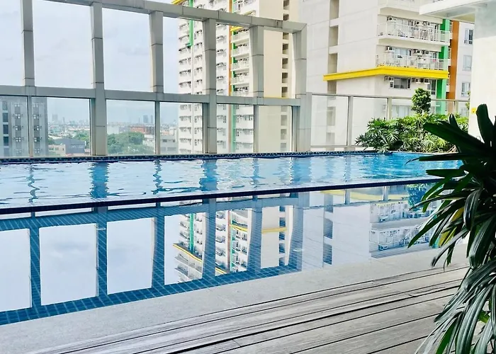 Makati Central Stay With Free Pool, Gym And City View