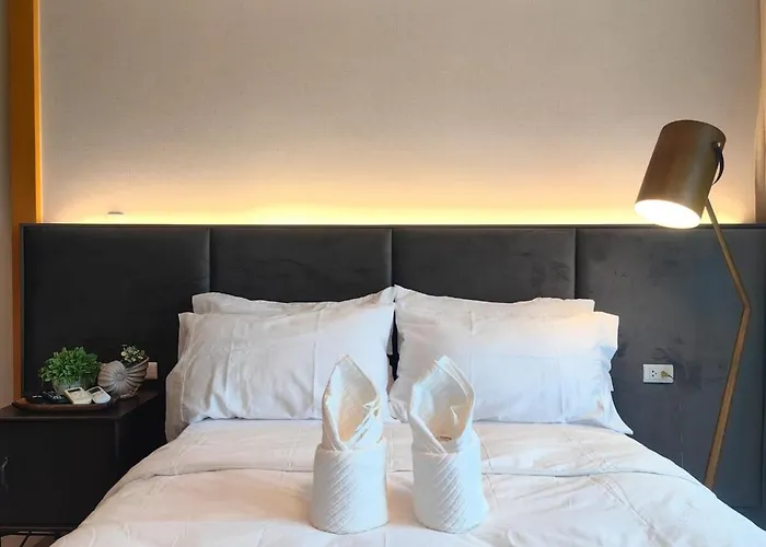 1Br Uptown Mall Fountain View Condo In Uptown Bgc