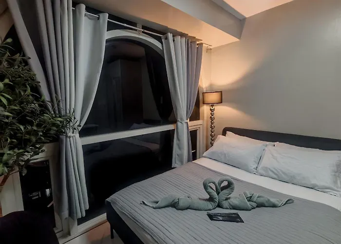 Self check-in Spacious 1BR near Airport