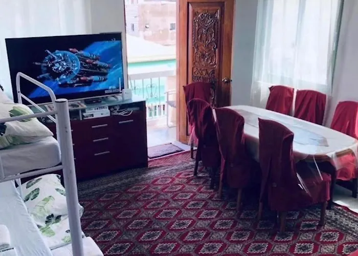 The Mansion - 24-Hour Near Airport Hostel 4 Backpackers