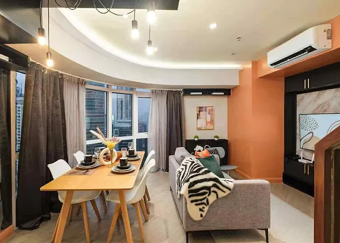2Br Modern Decor Condo In Bgc
