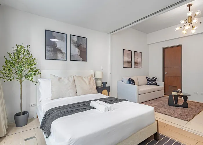 Uptown Bgc 1Br Modern Noir Chic Suite Pool View