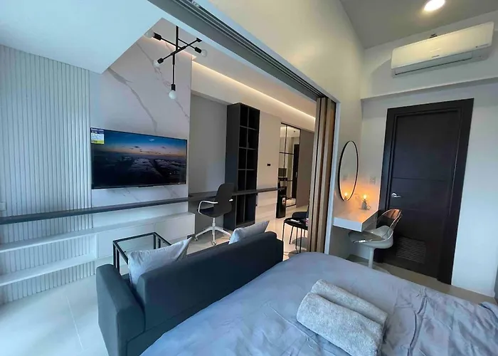 Lux 1Br Uptown Parksuites Bgc 200Mbps Smarttv