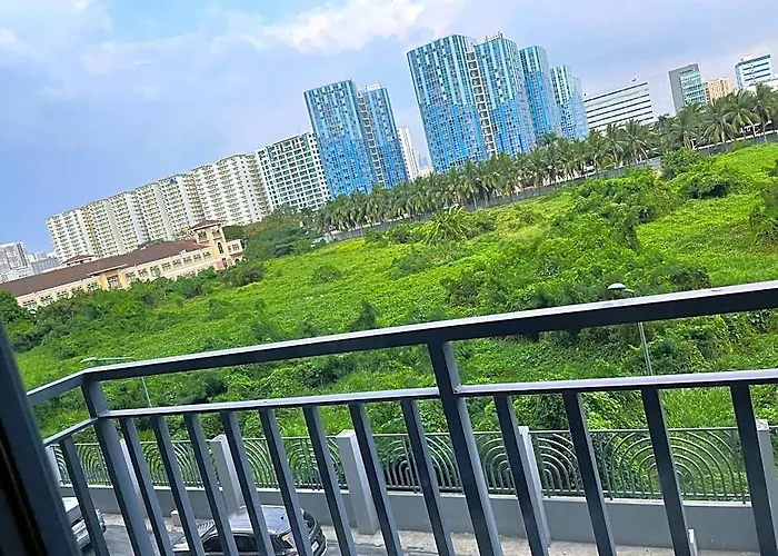 Ten Mins To Moa-Cozy Condo W Hot Shower & Balcony