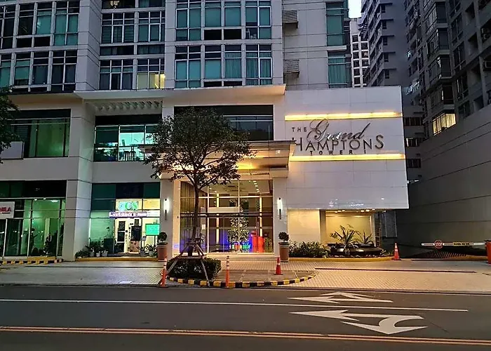 Big 2Br Near Burgos Circle,St Lukes -P Hamptons T1