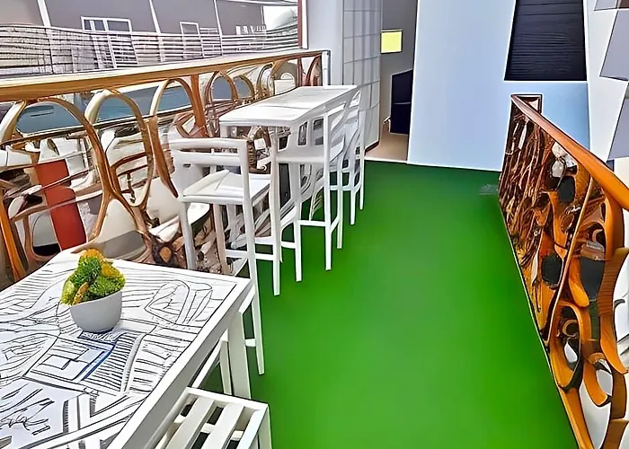Nomadsmnl Hostel