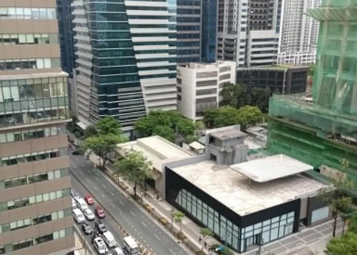 Fort Victoria Bgc With Pool And City View