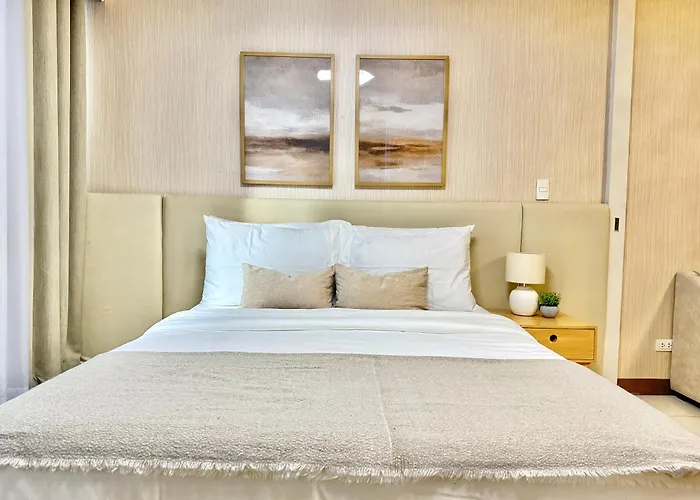 Uptown Bgc 1Br Warm Neutral Suite Pool View