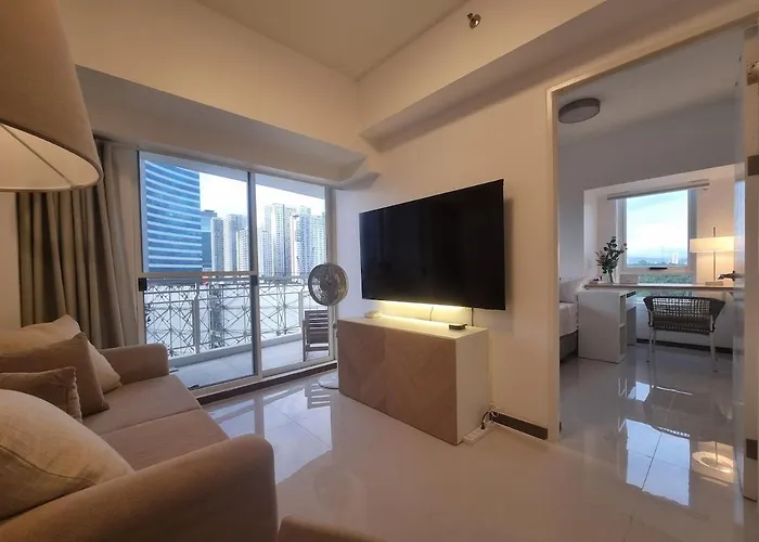 Queen Executive Suite Near Solaire Casino And Mrt