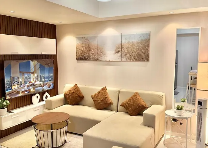 Stylish 2Br Azure Urban Residences Beach View 6 Pax With Netflix
