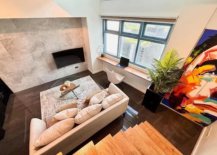 Stylish Loft By Greenbelt