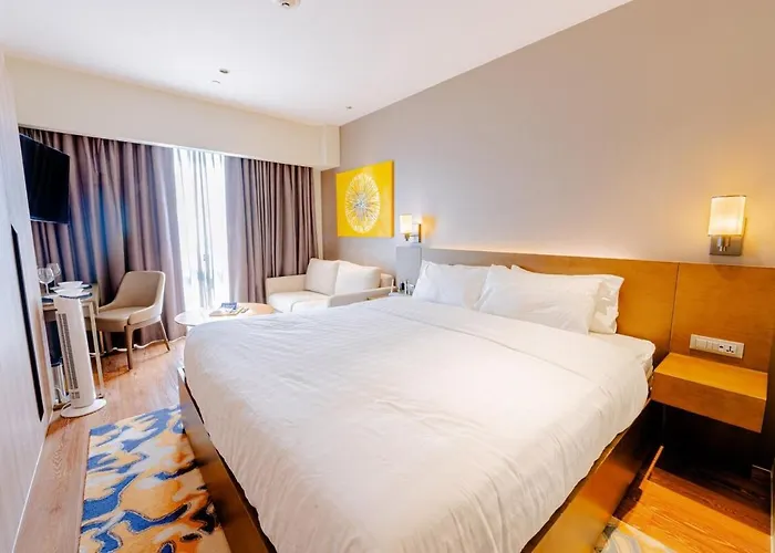 Luxury King Suite, Pool And Stunning Skyline Views