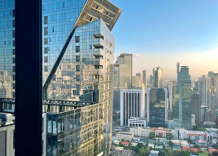 Poblacion High Floor Stay With Pool, Gym, Jacuzzi And Dedicated Working Space