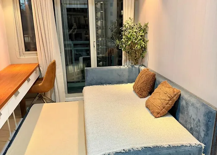 Stylish 2Br Azure Urban Residences Beach View 6 Pax With Netflix