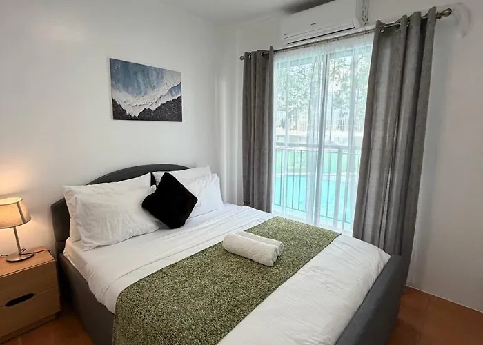 Modern Lounge 2Br Pool & Netflix Near Airport