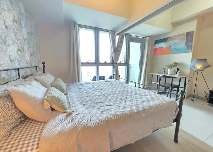 Uptown Parksuites King Suite Close To Uptown Malls Grand Hyatt Manila Mitsukoshi St Lukes