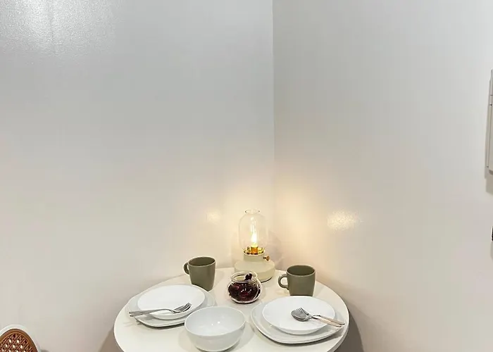 Central Makati City View With Fast Wifi And Netflix