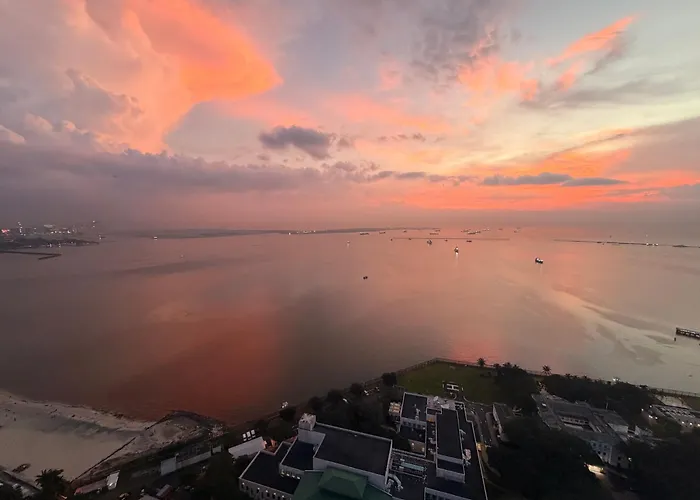 Classic-Style Top Floor In Manila Bay