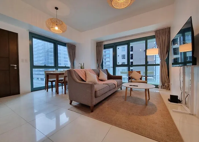 Warm Sun Kissed Corner 2Br With Balcony Uptown Bgc
