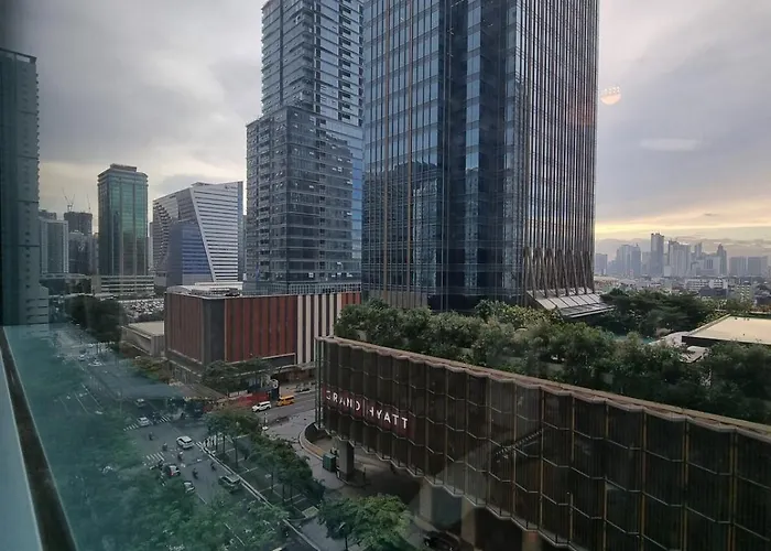 Warm Sun Kissed Corner 2Br With Balcony Uptown Bgc