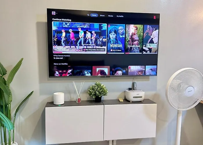 Modern Deluxe Staycation In Soho Central, Queen Bed, Netflix, Free Access To Pool