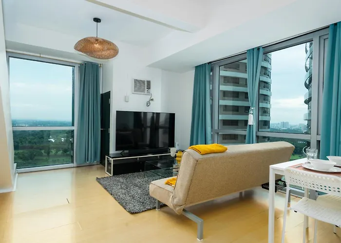Avant At The Fort 2Br Bgc Cor Unit With Golf Course View