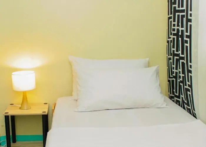 Nomads Mnl Backpackers Homestay - Near Airport