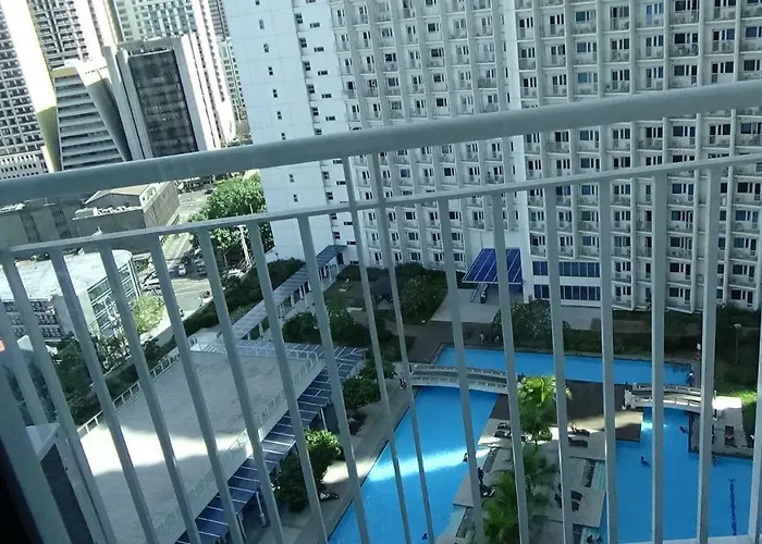 1Br Makati Condo-Pool View With Fiber Line Internet