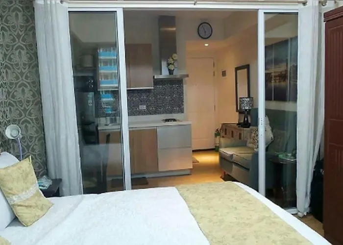 Azure C7 Balcony, Wifi, Near Mall Airport